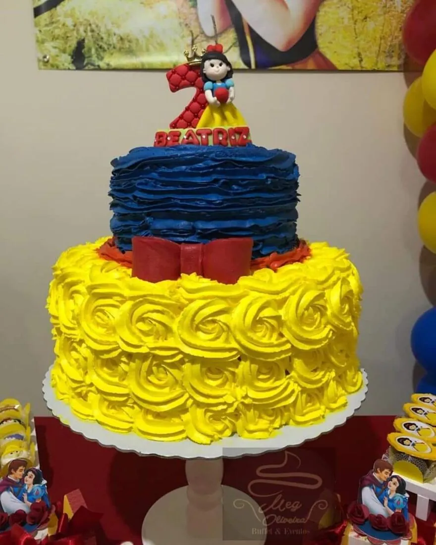 Bolo tema Branca de Neve para aniversário infantil