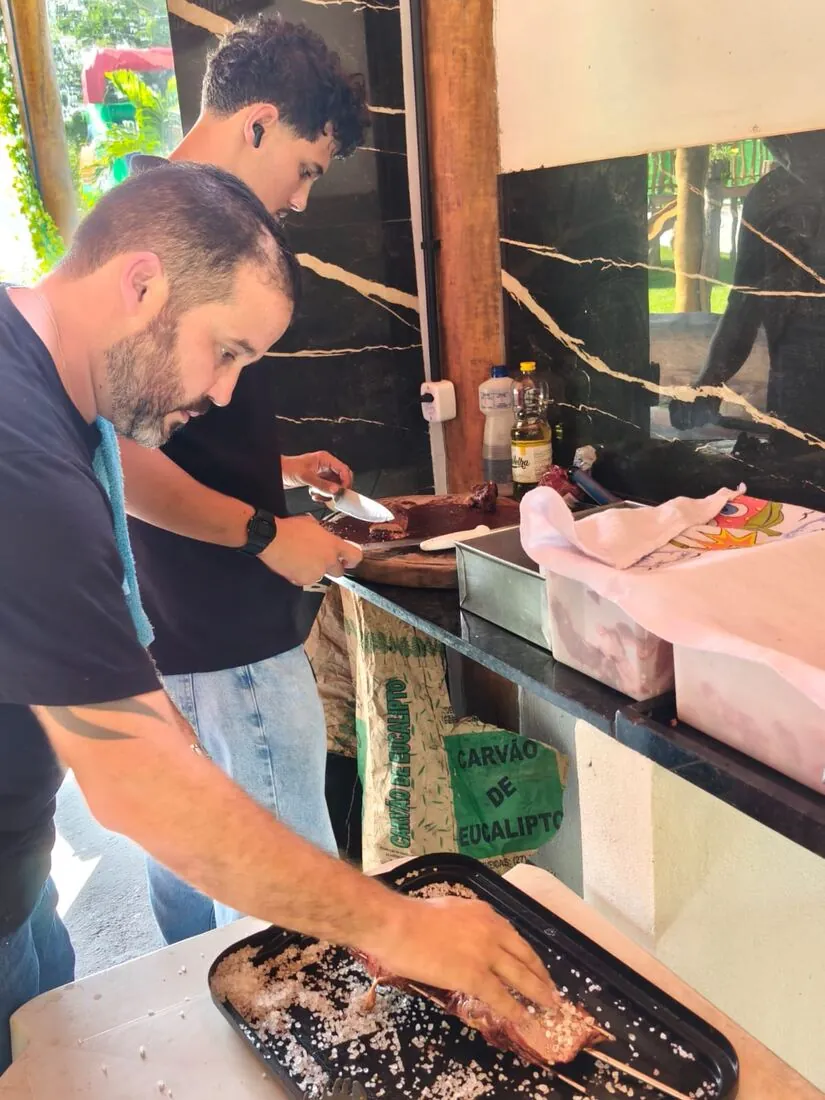 Equipe preparando carne para o buffet