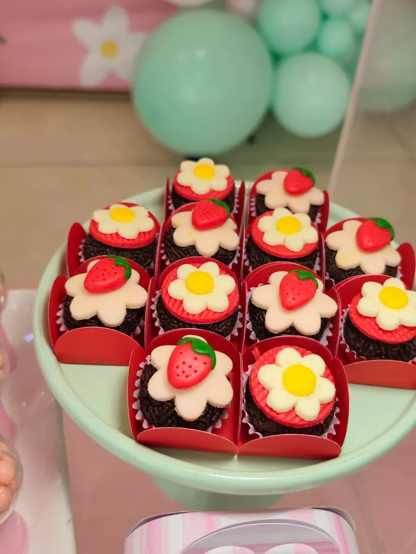 Docinhos com decoração de flor e morango