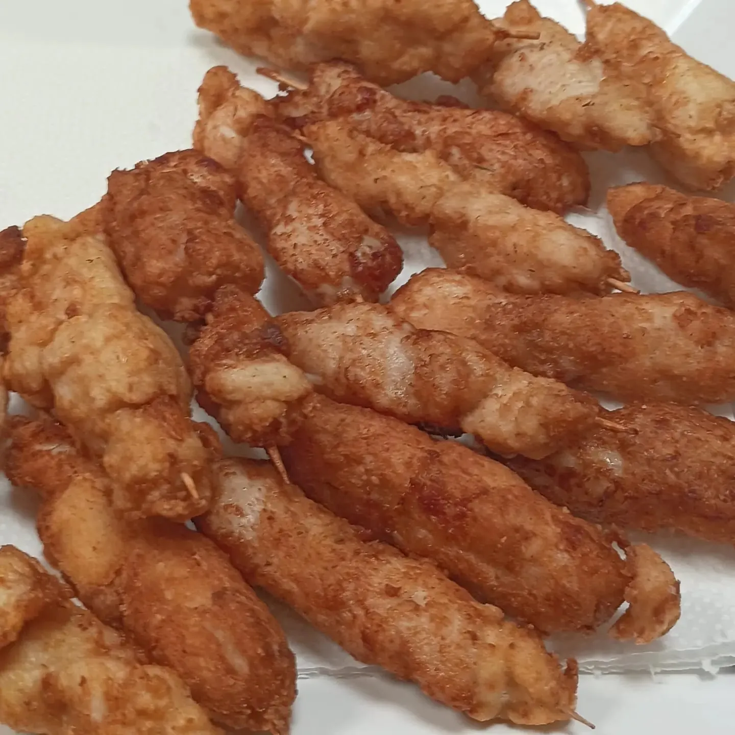 Espetinhos de frango empanado