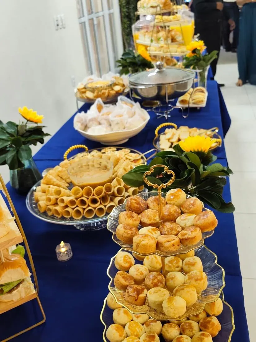 Mesa de buffet completa montada para evento