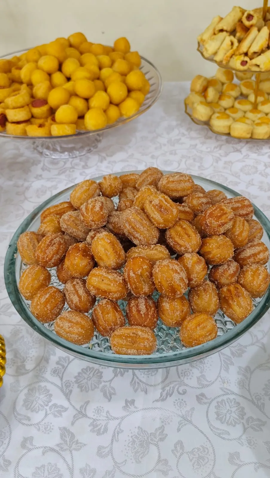 Mini churros com açúcar e canela em prato de vidro