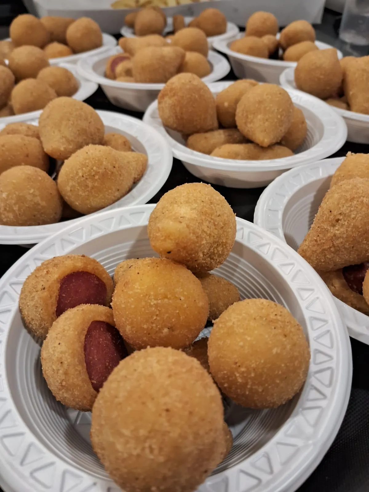 Porções de coxinhas, bolinhas e enroladinhos em pratinhos