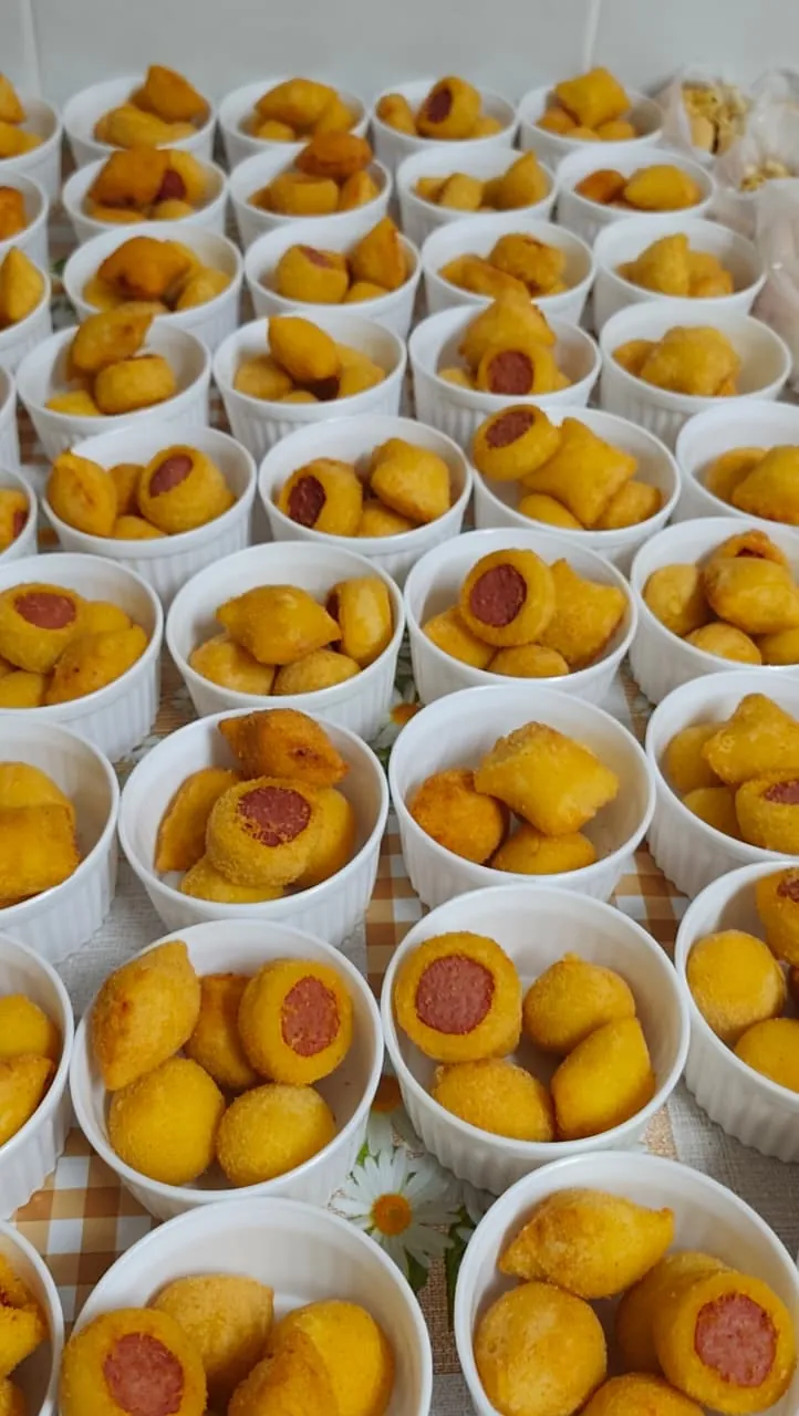 Potinhos individuais com salgados fritos e enroladinhos de salsicha