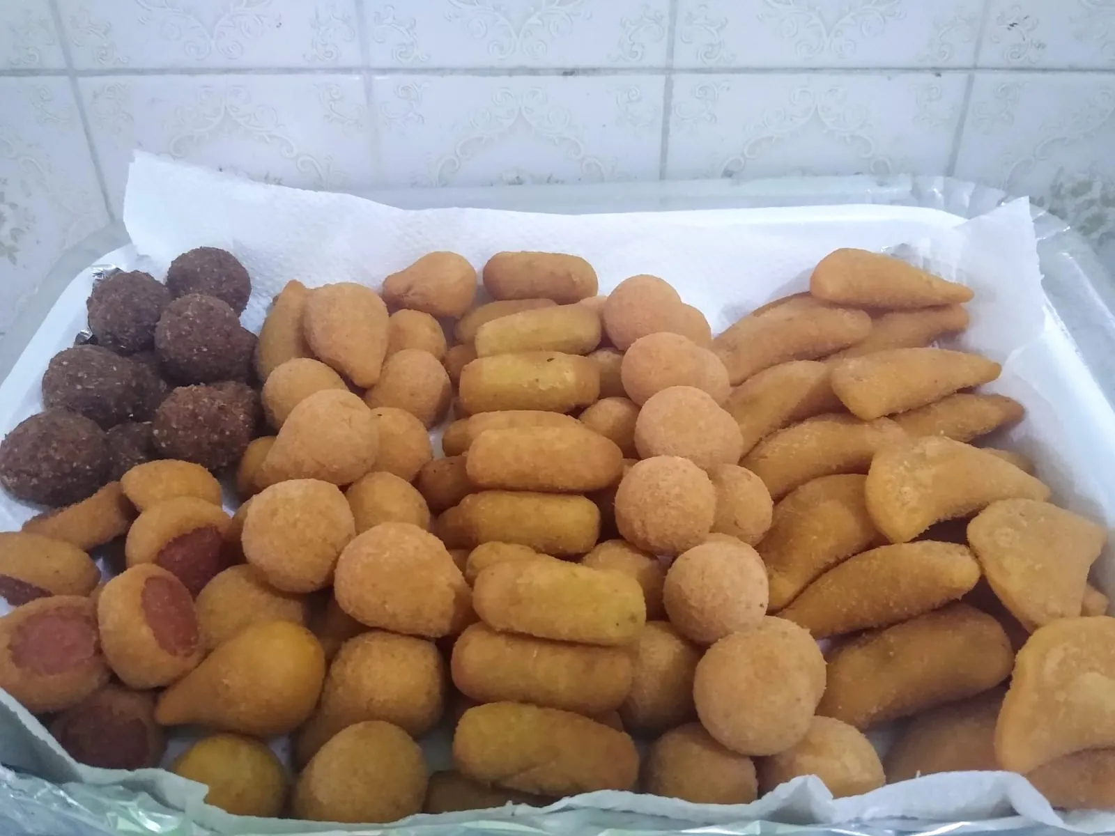 Bandeja com quibes, coxinhas, risoles e enroladinhos