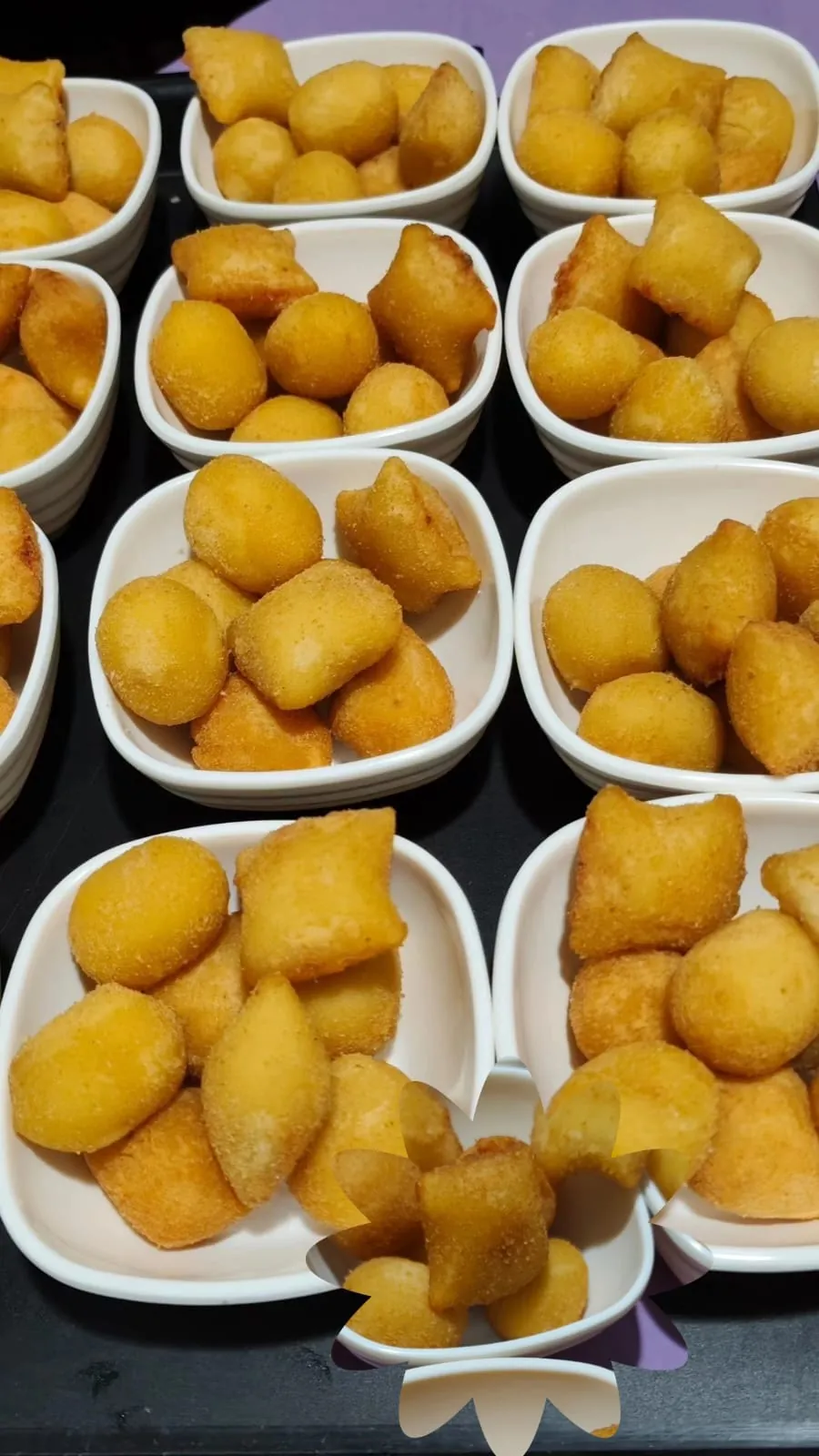 Tacinhas individuais com salgadinhos fritos