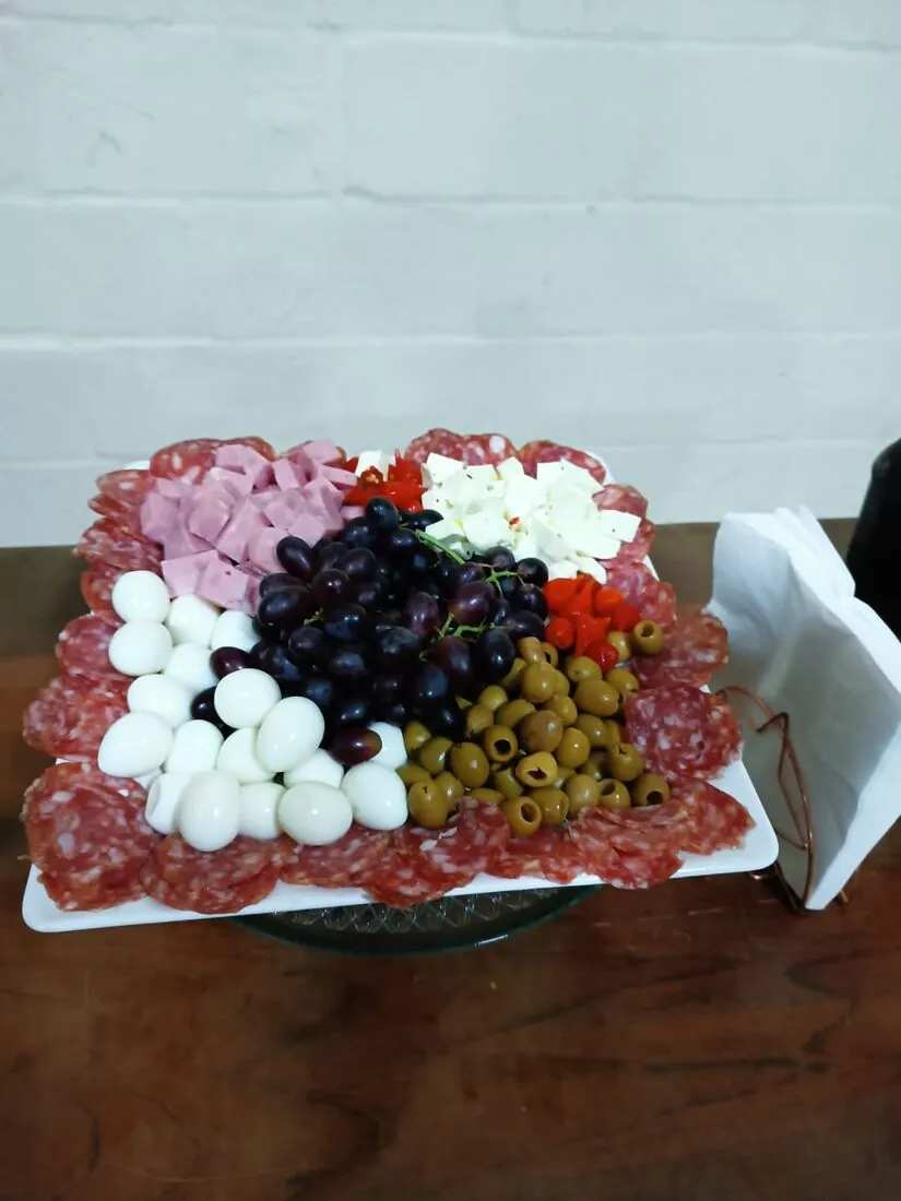 Tábua de frios com queijos, embutidos e uvas