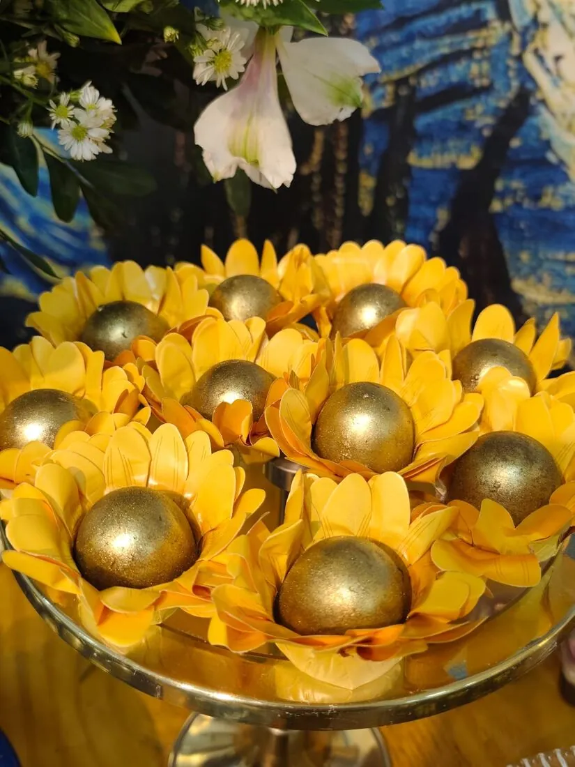 Trufas douradas decoradas com girassol